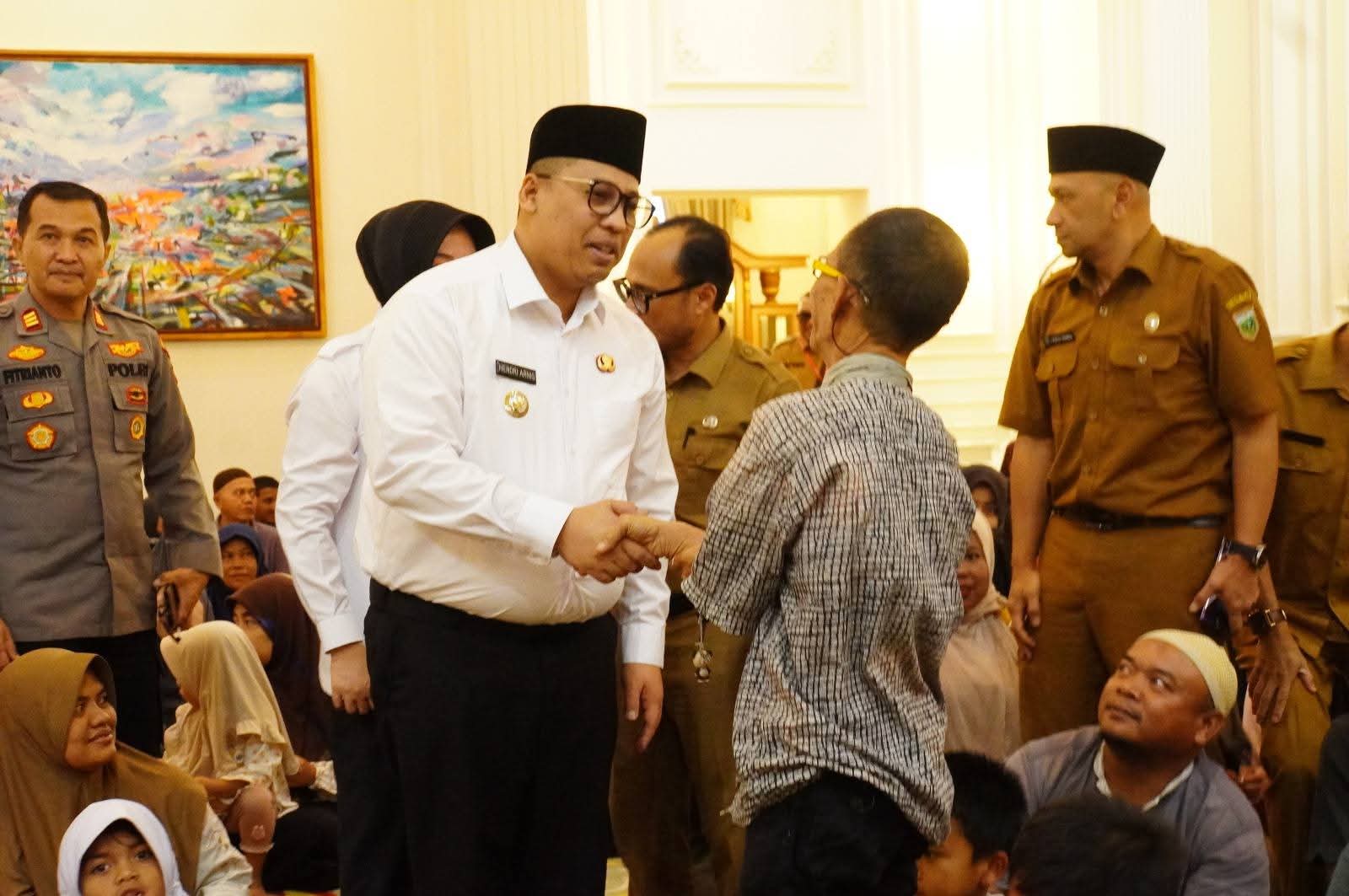 Wako Hendri,  salami penerima bantuan